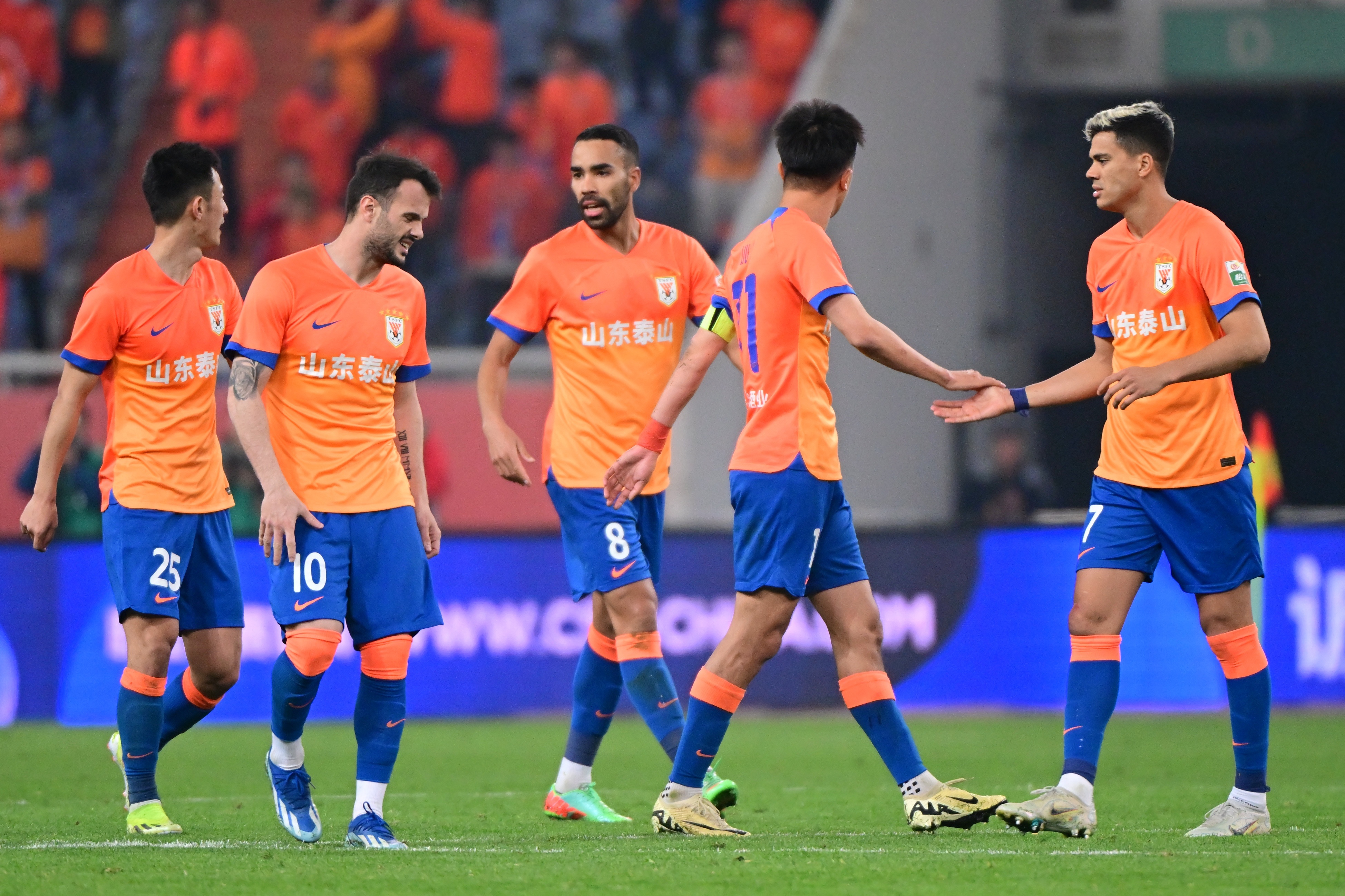 转会期山东泰山绝杀压哨新疆广汇防线松动备战德甲，这操作让人直呼：风云突变布鲁克林篮网今晚绝杀压哨的简单介绍