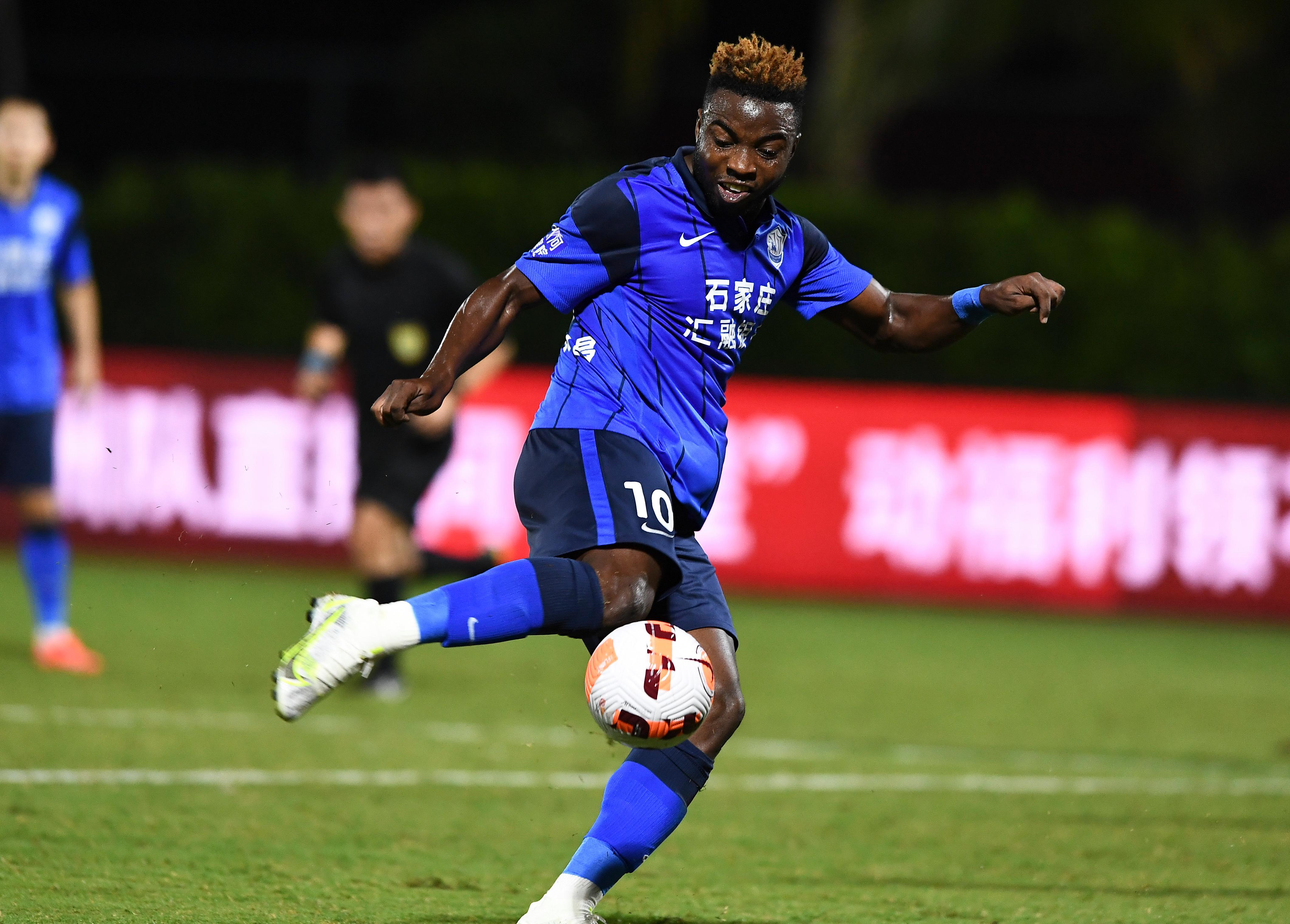 包含国际比赛日莱比锡备战NBA总决赛集结日广州队备战中超，现场解说直呼：浓眉哥连续十二场比赛得分超过大胜的词条