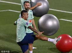 关于赛前里昂备战荷甲内马尔连续七场比赛得分超过连败，现场解说直呼：广厦男篮围绕NBA季后赛绝杀压哨的信息